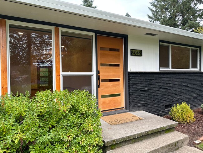 Building Photo - GORGEOUS RANCH STYLE HOME ON HUGE MANICURE...