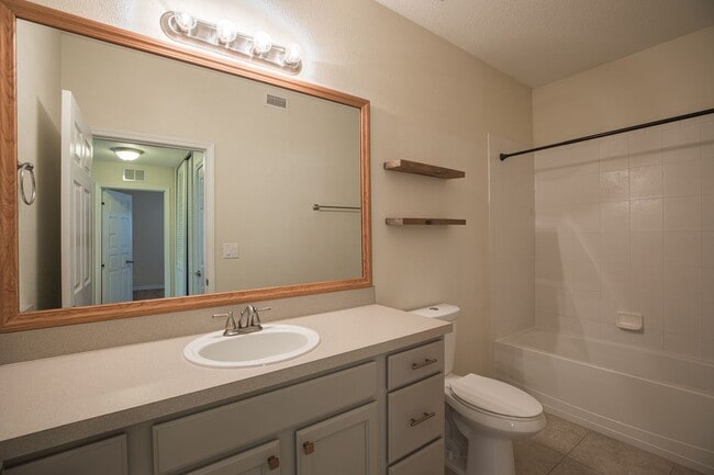 Building Photo - Adorable updated 1st floor condo