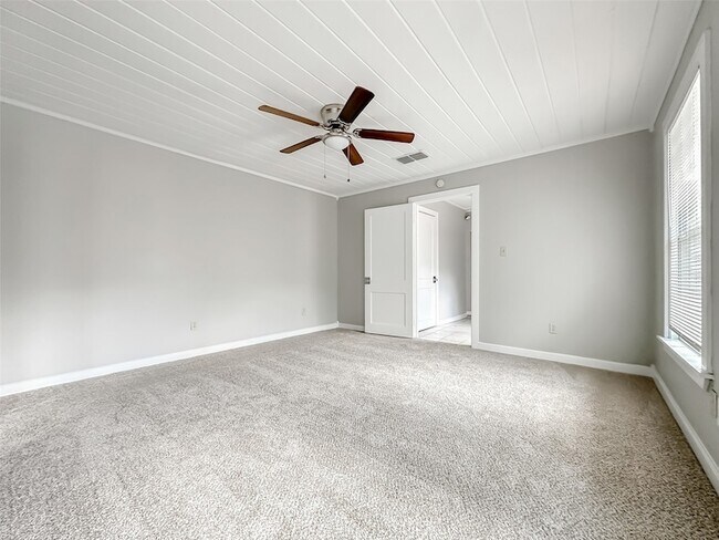 Building Photo - 6340 Parkdale Dr