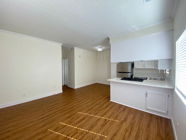 Building Photo - Upstairs 2BD Apartment Home! Great PB Location! Garage! AC!