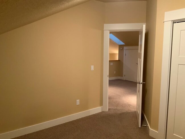 Building Photo - A Must See! 4 Bedroom House in North Eugene