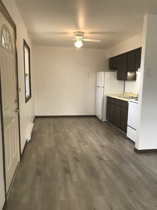 Building Photo - 2 Bedrooms, 1 Bathroom Northside Apartment - Close to River Prairie Center
