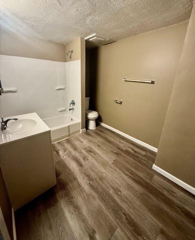 Building Photo - Four bedroom one bathroom home for rent