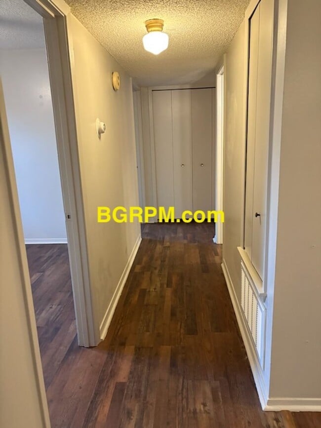 Building Photo - 3 BD, 1 1/2 BA, Home in Sherwood