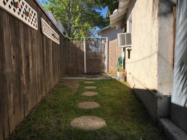 Building Photo - 2556 W Ramona Rd