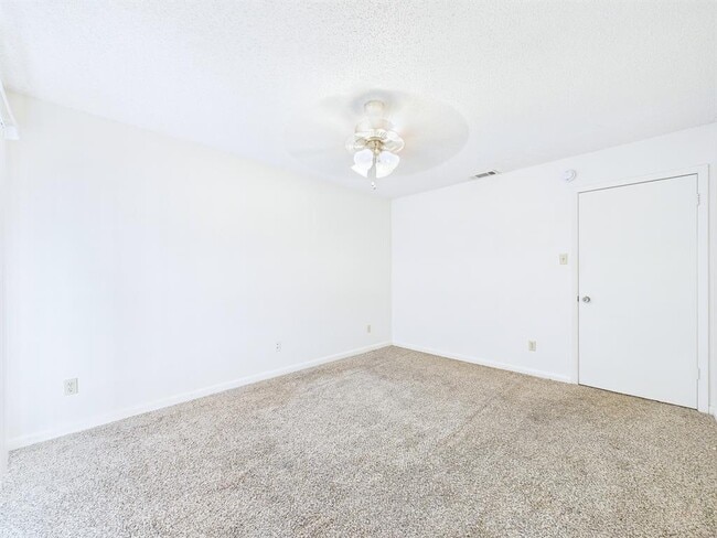 Building Photo - 8502 Lyndon Ln