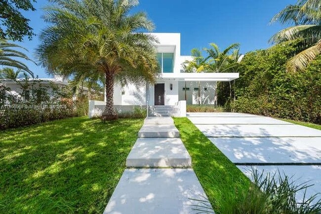 Building Photo - 1325 Bay Dr