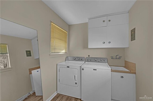 Building Photo - 21 E Walnut Ave