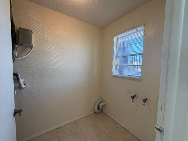 Building Photo - 2-bedroom, 2-bathroom residence located in Punta Gorda Isles