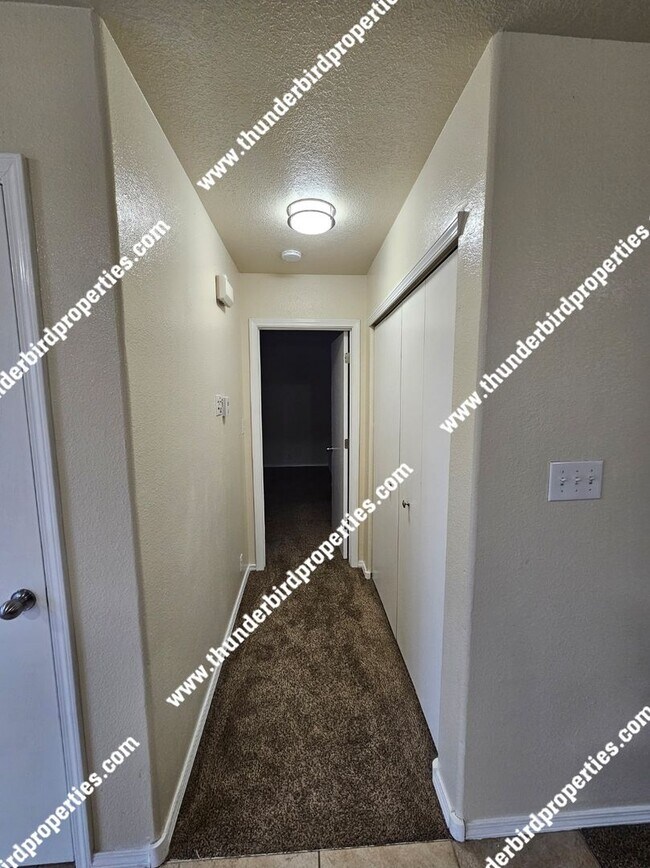 Building Photo - Great location - 4 Bedroom, 2 Bathroom, 2 ...