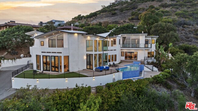 Building Photo - 6380 Meadows Ct