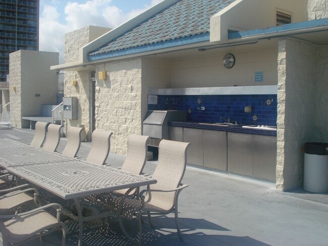 Building Photo - Large studio in the heart of Waikiki with assigned parking