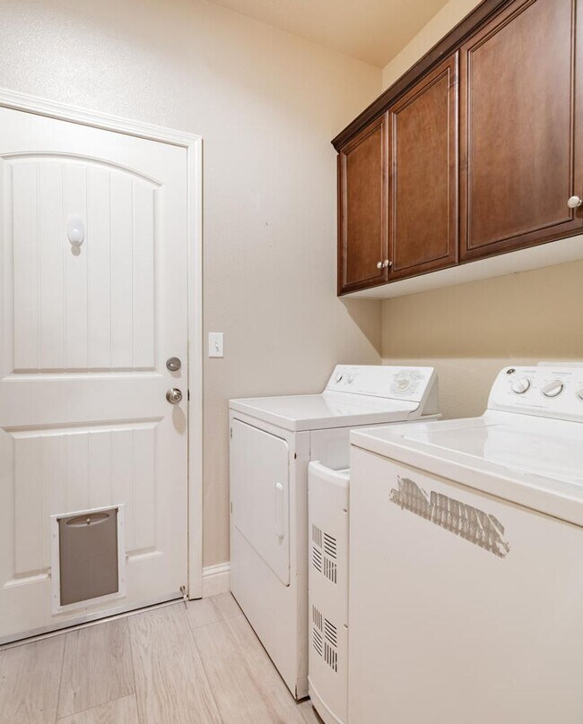 Building Photo - Amazing 3 Bedroom+Flex Room/2 Bath/3 Car G...