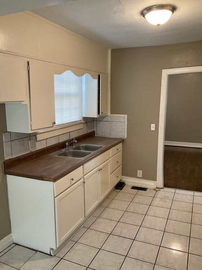 Building Photo - MOVE IN SPECIAL AVAILABLE!!