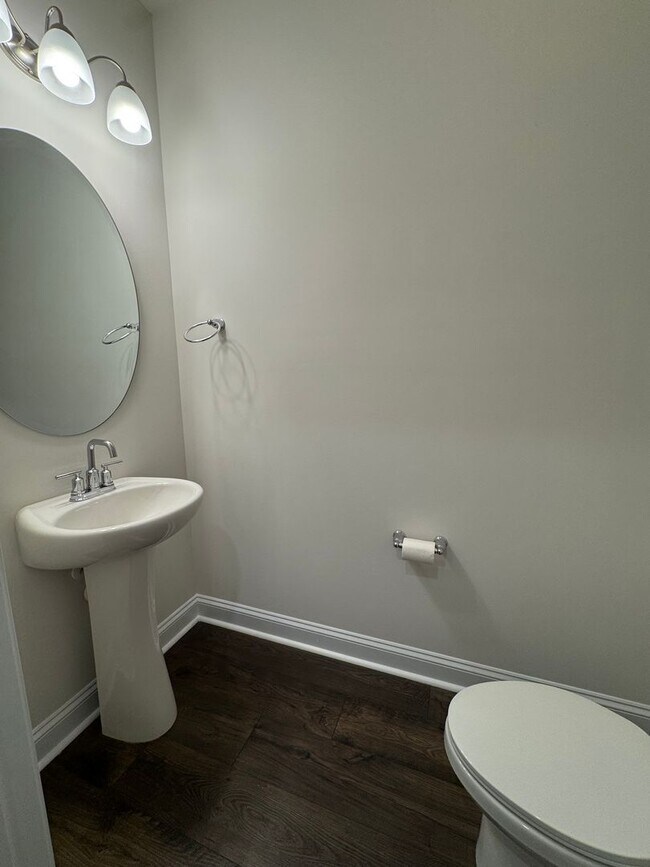 Building Photo - Beautiful Four Bedroom Townhouse in Sherri...
