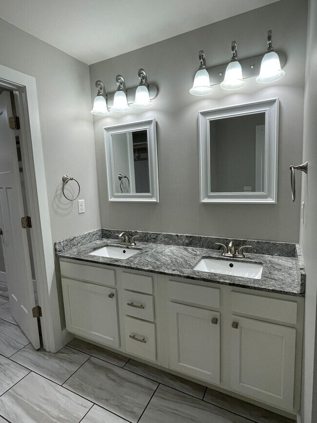 Building Photo - Built in 2020! 3 Bed 2 Bath w/ FENCE and UF Walk Out Basement