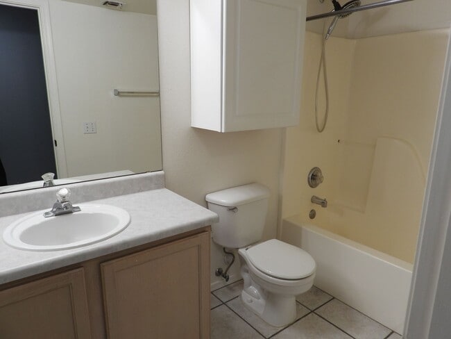 Building Photo - 5 bedroom 3 bath