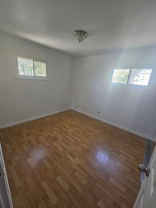 Building Photo - Charming 3 bedroom cottage