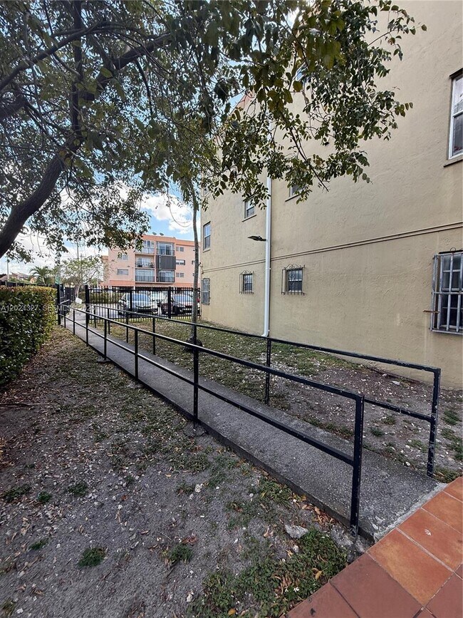 Building Photo - 6070 W 18th Ave