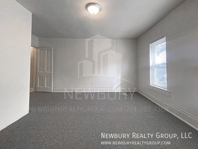 Building Photo - Spacious & Updated 2-Bedroom Row Home – Mo...