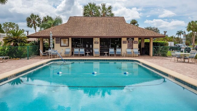 Building Photo - "Charming 2-Bed, 2-Bath Condo Oasis in Bradenton's Heart!"