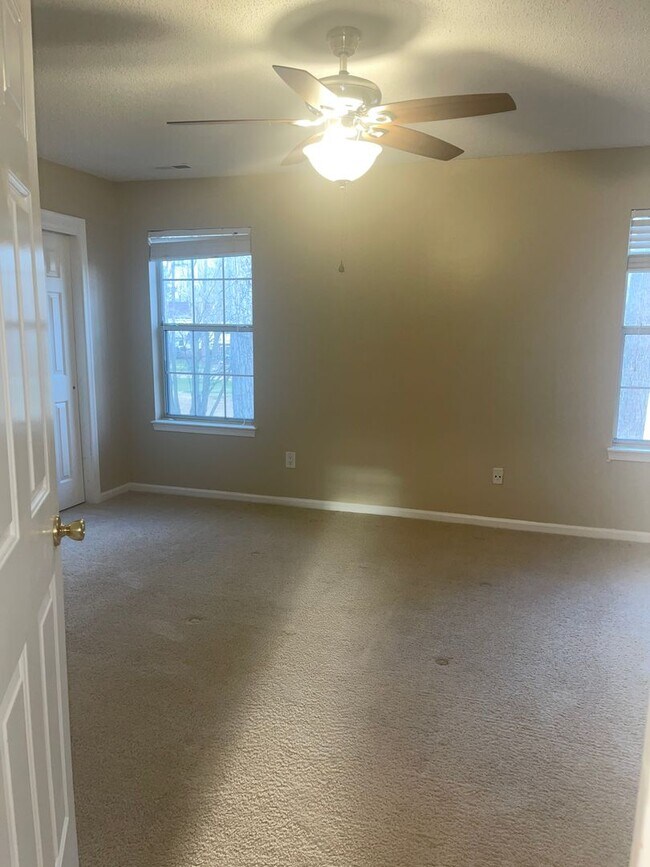 Building Photo - 820 E Willow Point Pl
