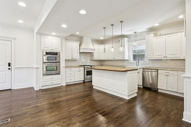 Building Photo - 546 Highland Ave NE