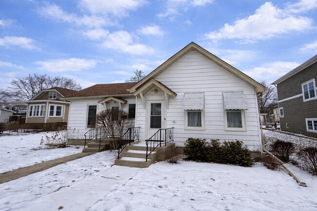 Building Photo - 717 Warner Ave