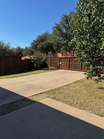 Building Photo - 9101 Forest Hills Dr