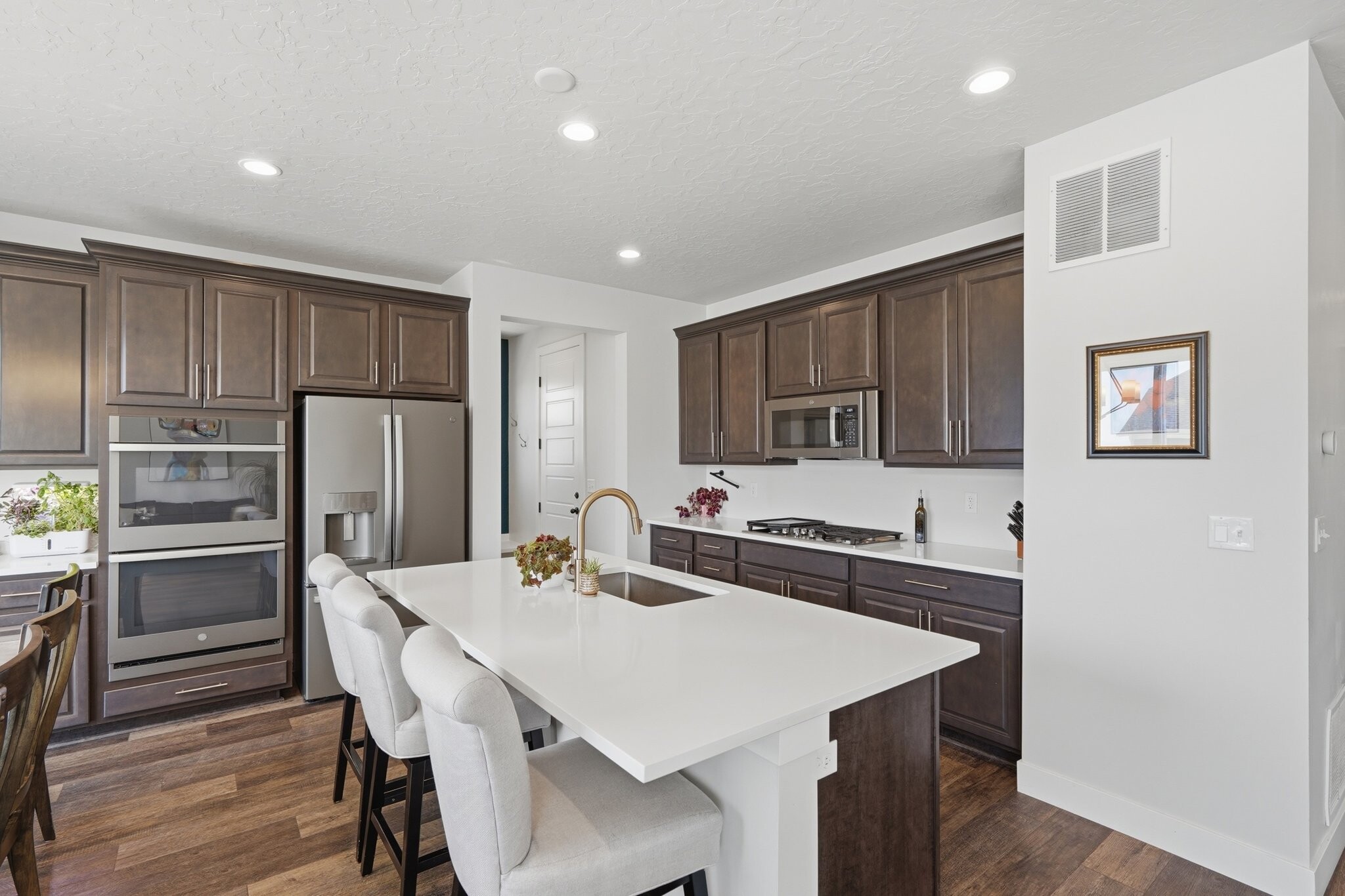 Building Photo - 2208 N Elderberry Dr