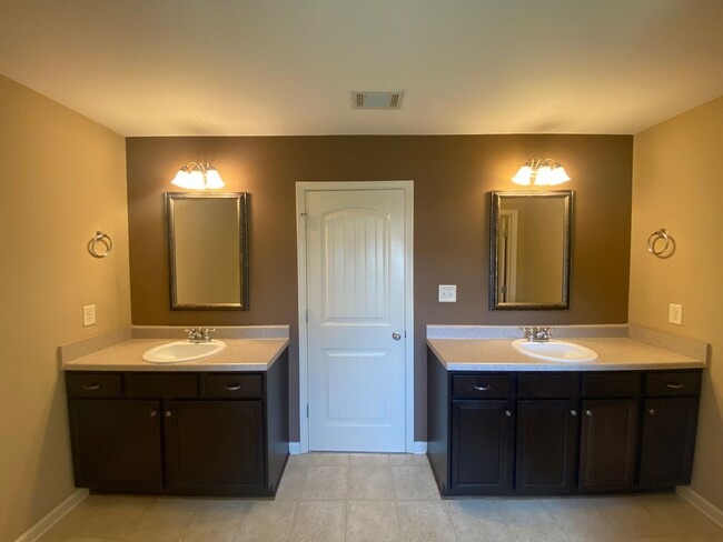 Building Photo - 118 Broomsedge Ln