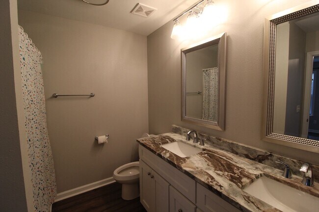 Building Photo - 3 Bedroom in Magnolia Gardens Available Now!