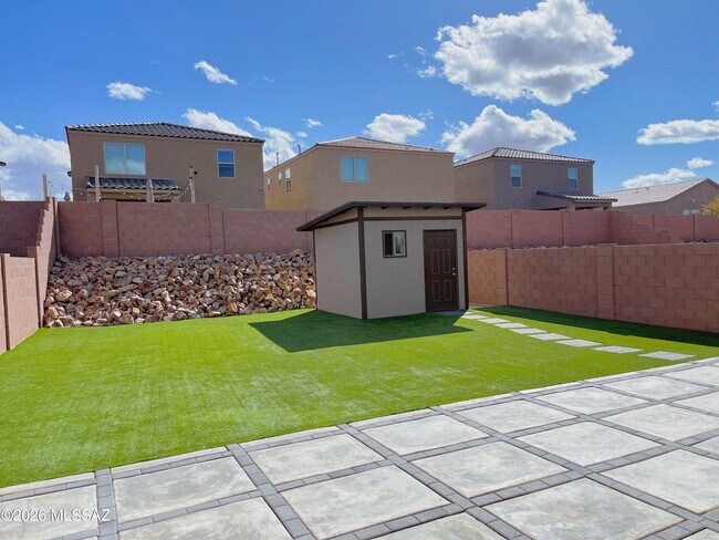 Building Photo - 866 E Artesia Pl
