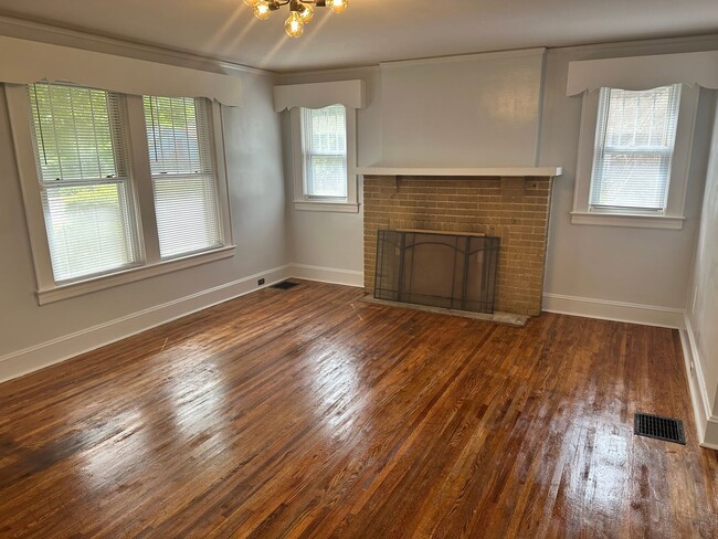 Building Photo - Beautiful Two Bedroom Home in Wesley Heigh...