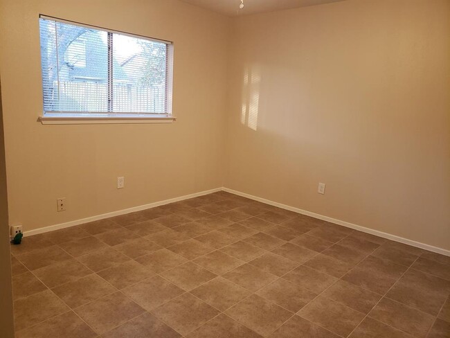 Building Photo - 1326 Blue Diamond Dr