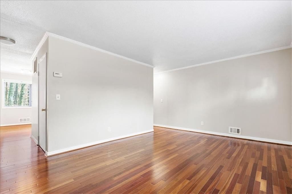 Building Photo - 2412 Peachwood Cir NE