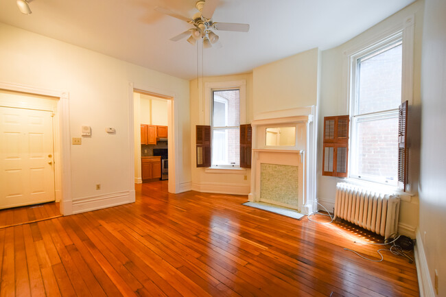 Large Living Room - Many Possibilities! - 1617 W Grace St