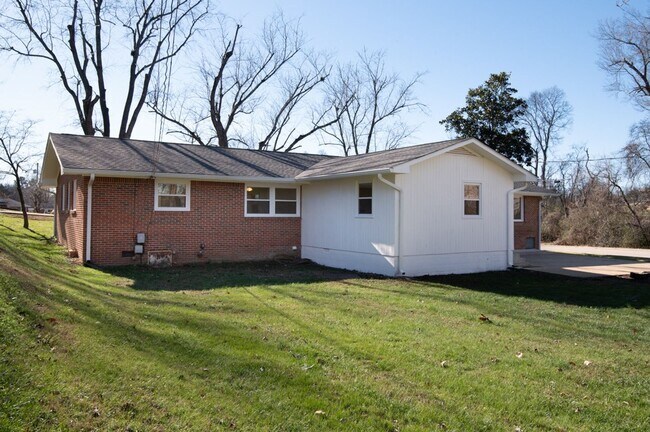 Building Photo - Renovated 4 Bed, 4 Bath Single Level Home, No HOA