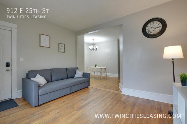 Building Photo - Updated 3 bed, 1 bath Apartment - With on-...