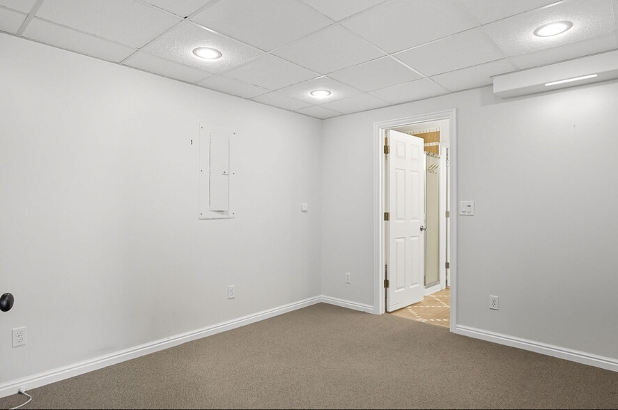 Building Photo - 298 S Staci Ct