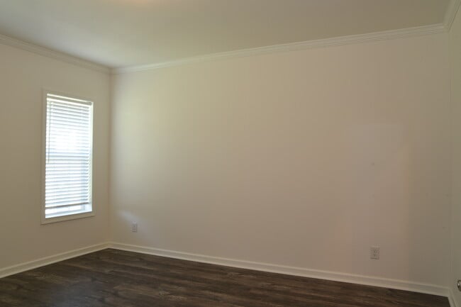 Building Photo - 1902 W Gleneagles Rd