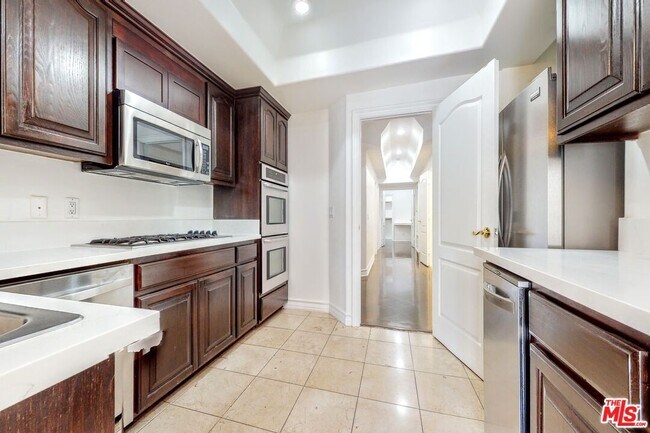 Building Photo - 353 S Reeves Dr