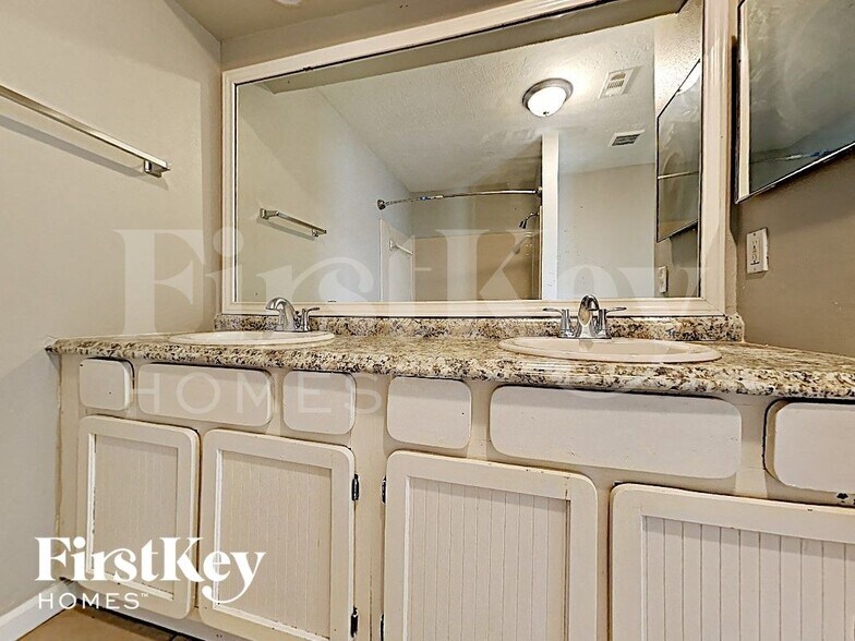 Building Photo - 2106 Hazyknoll Ln