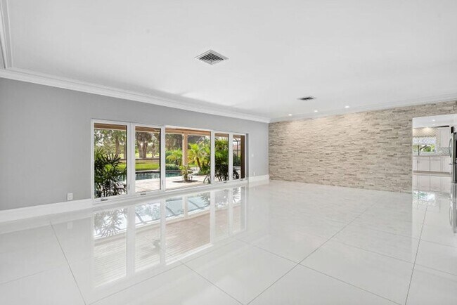 Building Photo - 417 N Country Club Dr