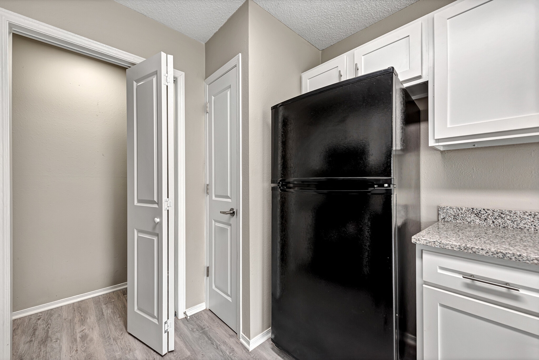 Building Photo - 4660 W Dover St