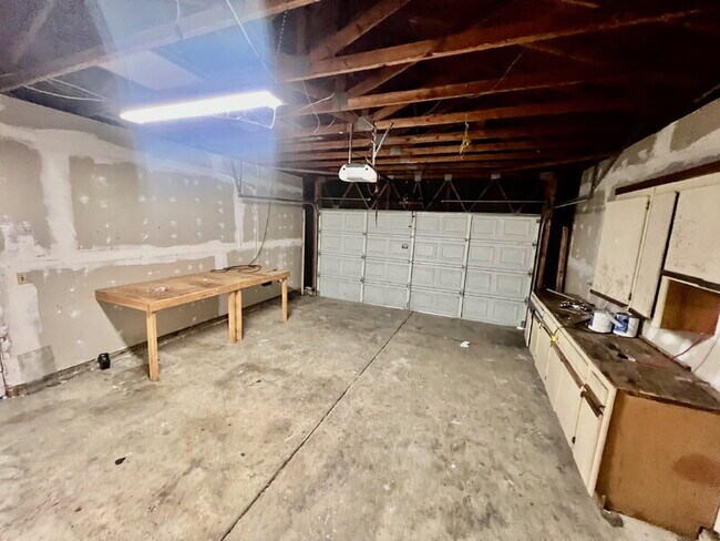 Building Photo - 827 Crested Dr