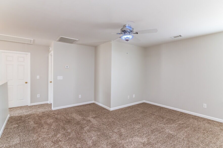 Building Photo - 209 Briarcotes Cir