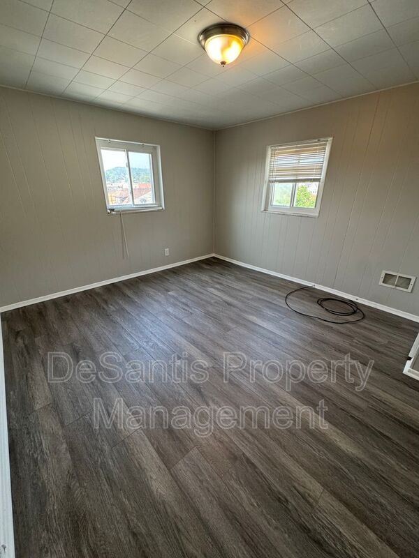Building Photo - 718 Ridge Ave