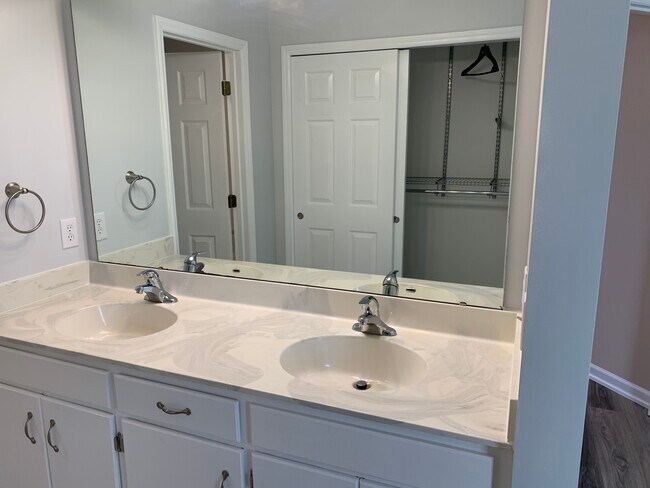 Master Bath - 106 Whitaker Ct