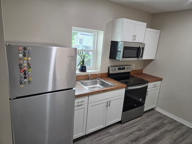 Building Photo - 2 Bedroom 1 Bath Townhouse